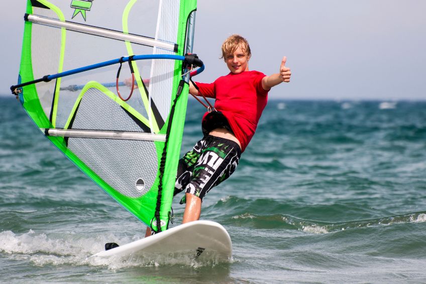 Obóz Windsurfingowy - wyjazd dla nastolatków lubiących sporty wodne, nauka nad jeziorem Resko Przymorskie, pobyt nad polskim morzem