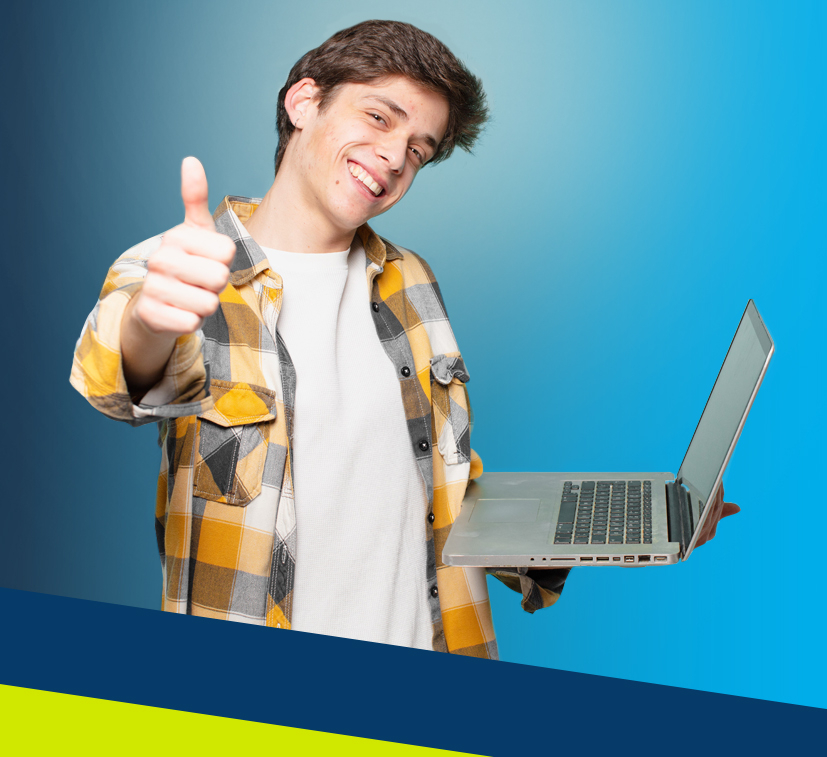 Uśmiechnięty nastolatek z laptopem w ręce, wyciągający do nas kciuka
