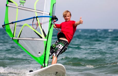 Obóz Windsurfingowy - wyjazd dla nastolatków lubiących sporty wodne, nauka nad jeziorem Resko Przymorskie, pobyt nad polskim morzem